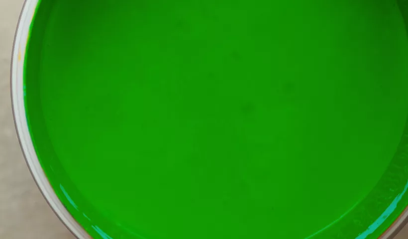 Wiaderko z zieloną farbą